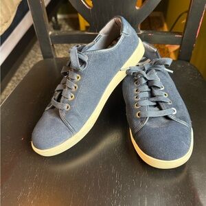 Vionic Women's Blue Canvas Sneakers
